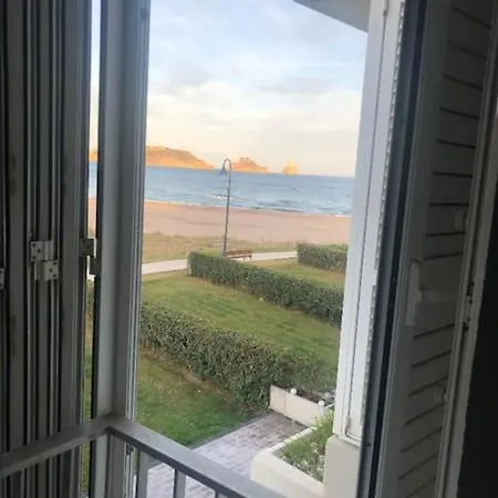 Pis A Peu De Platja Amb Vistes Al Mar